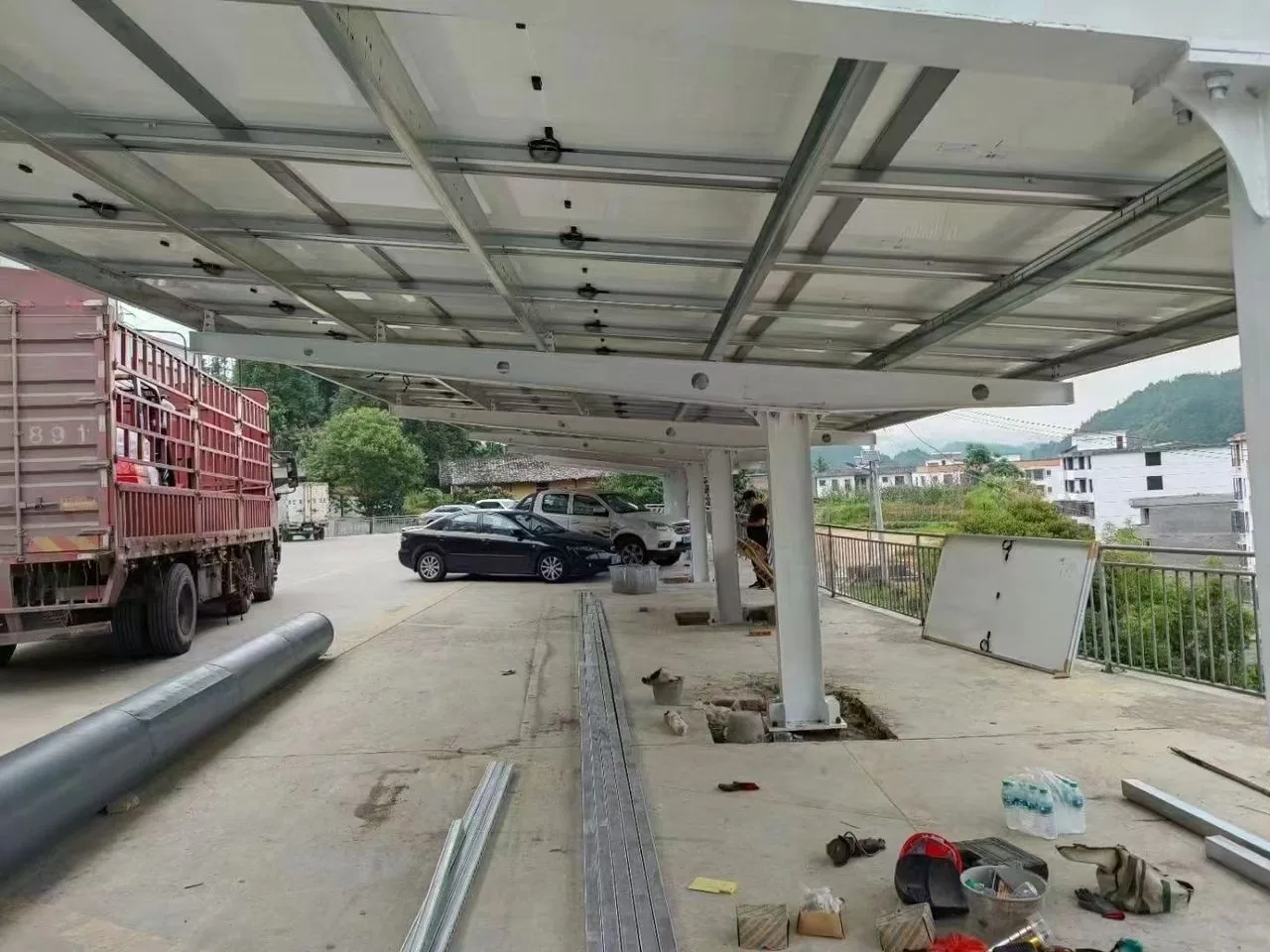 Construction carport solaire — pose des structures
