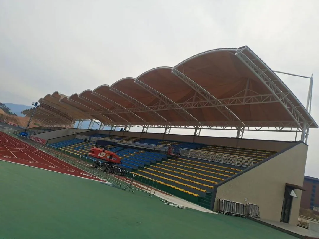 Tribune de stade avec couverture en membrane textile